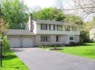 10161 Pineledge Dr S, Clarence, NY 14031