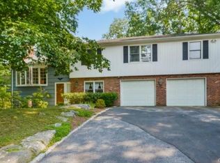 14 Gregory Rd, Cos Cob, CT 06807