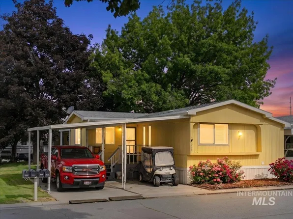 5725 Confederate Ln, Garden City, ID 83714