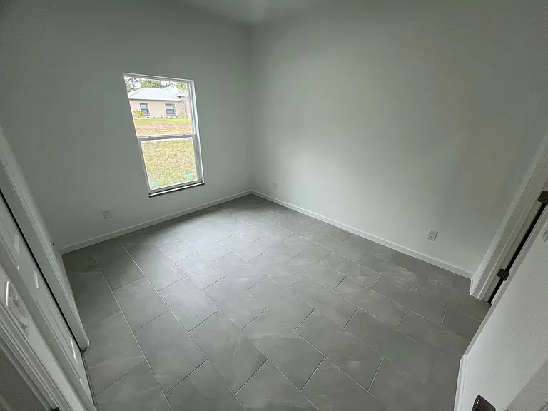 1025 Hunter St E — Photo 4