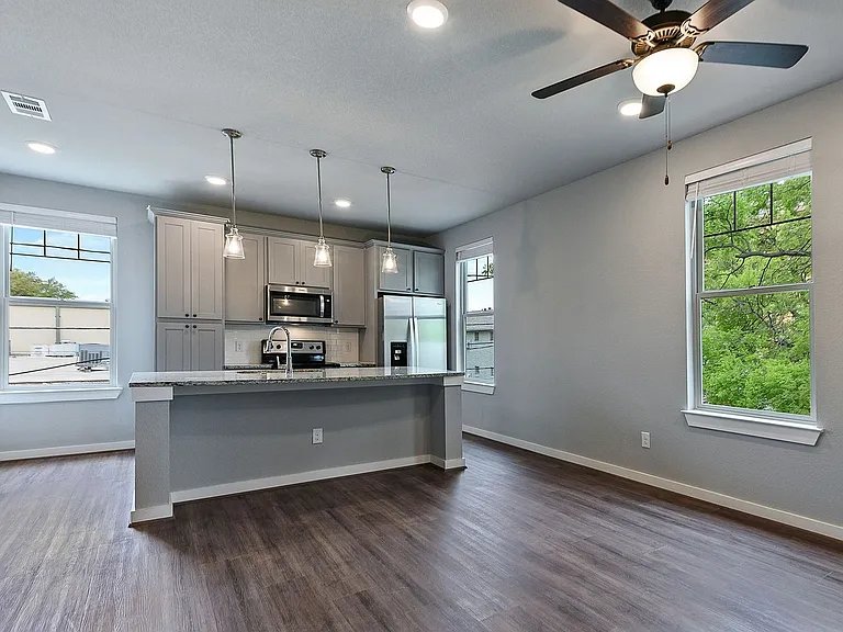 3132 Cockrell — Photo 11