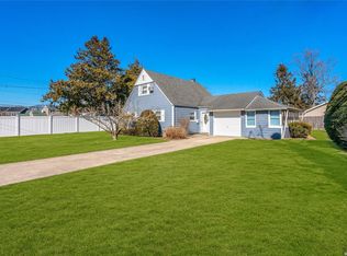 15 Darby Rd, Massapequa, NY 11758