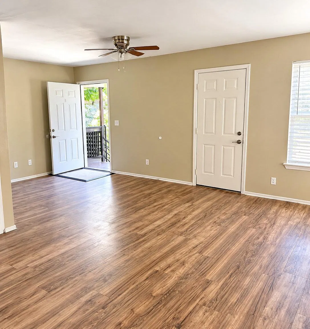 1 bed, 1.0 bath, 700 sqft, $895 — Photo 2