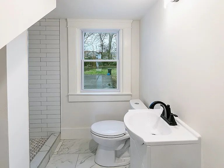 104 E Glenwood Ave — Photo 22