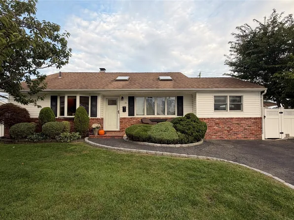 11 Lois Lane, Farmingdale, NY 11735