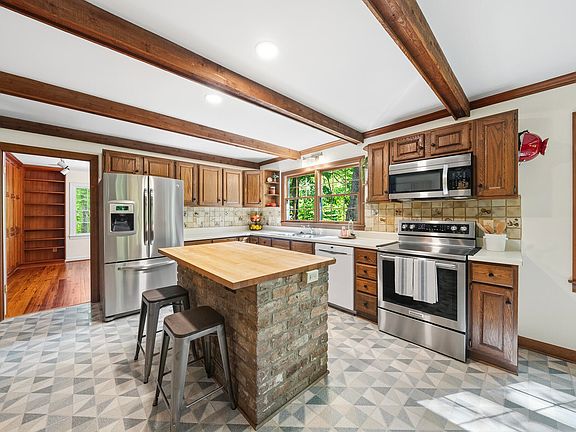 5th image of 668 Windsor Rd