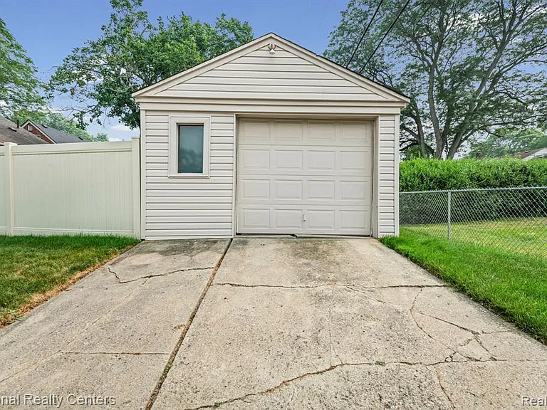 4521 Elmwood Ave — Photo 6