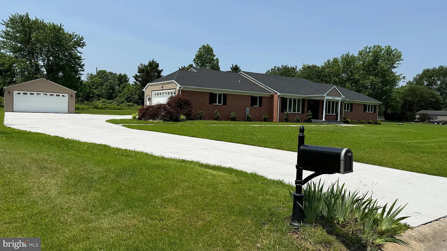 104 Lake Front Dr photo 1