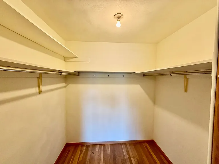 Spacious 2 Bedroom 1 Bathroom! — Photo 8