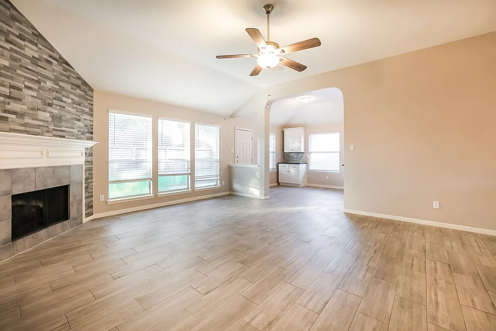 3 bed, 2.0 bath, 1845 sqft, $2,360 — Photo 4