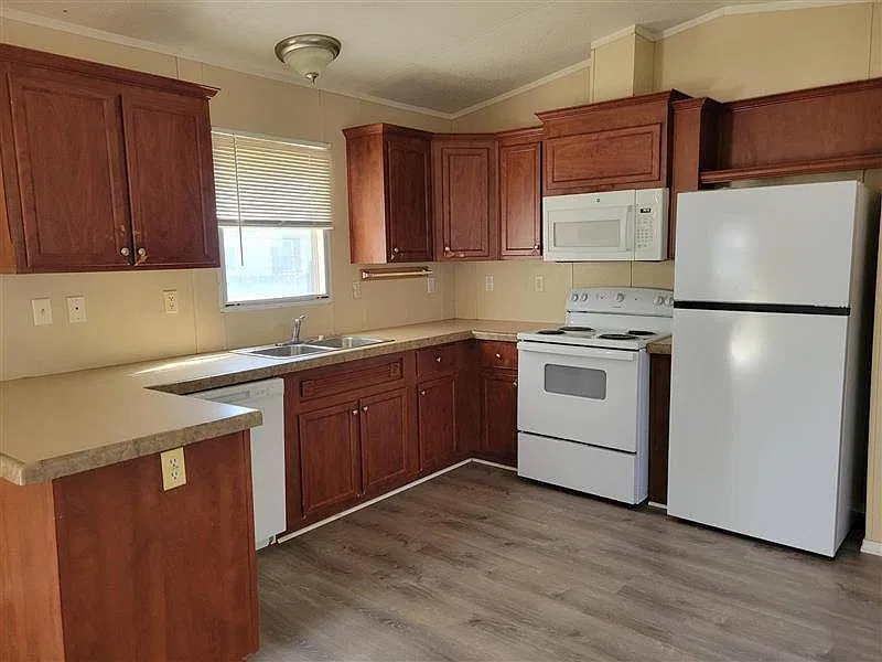 3 bed, 2.0 bath, $926 — Photo 4