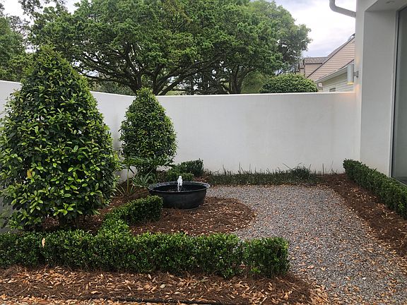 Front courtyard w fountain