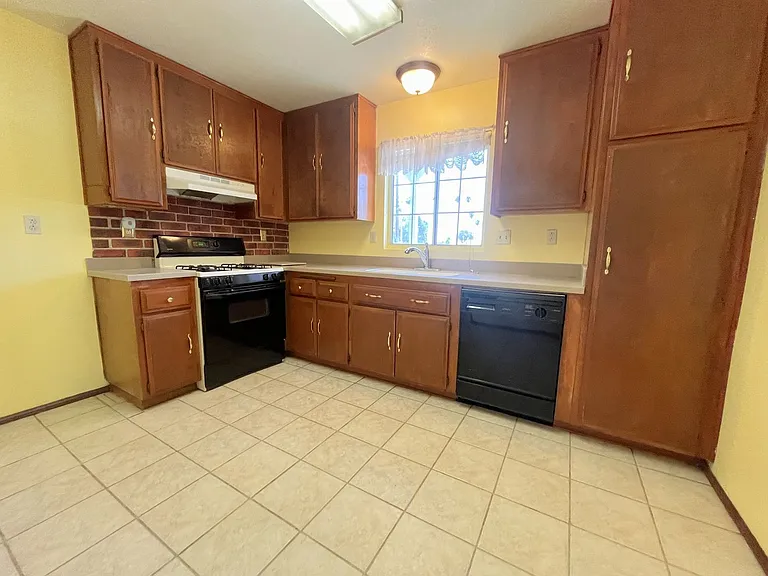 1602 James Ct — Photo 8