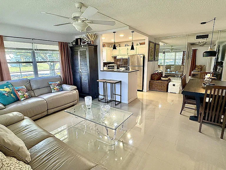 21 Newport B — Photo 1
