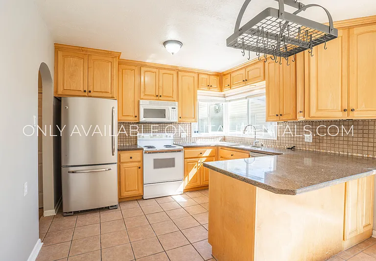 1968 E Blaine Ave — Photo 9