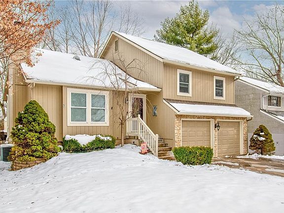 2nd image of 601 NE Mimosa Dr