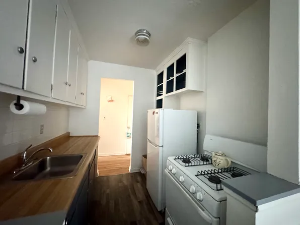 121-16 Ocean Promenade image 4 of 9