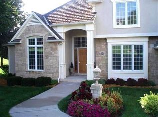 1525 Foxfire Dr, Lawrence, KS 66047