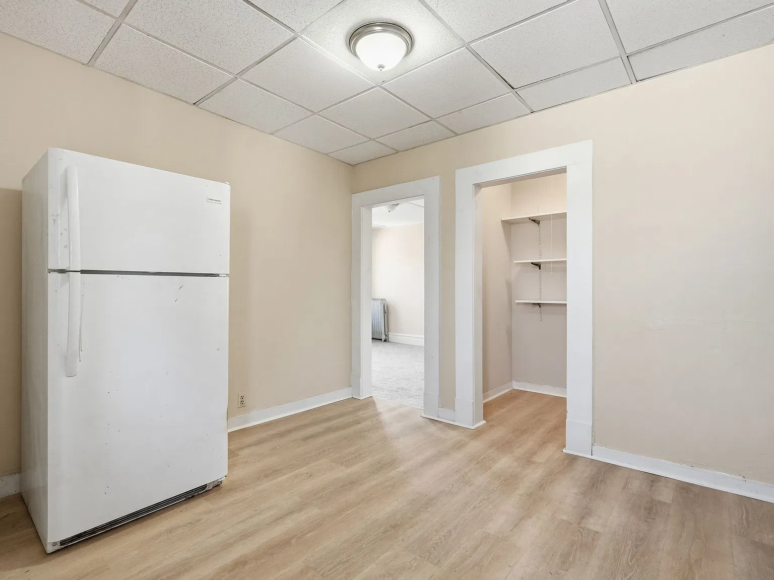 3 bed, 1000 sqft, $2,200 — Photo 3