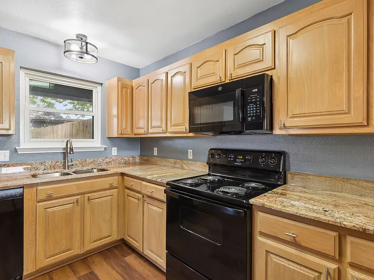 1502 Sharron Ct — Photo 16
