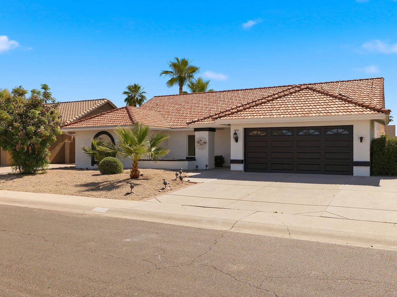 4 bed, 2.0 bath, 2162 sqft, $3,800 — Photo 2