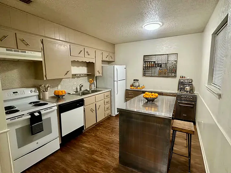 South Castle Apartments — Photo 35