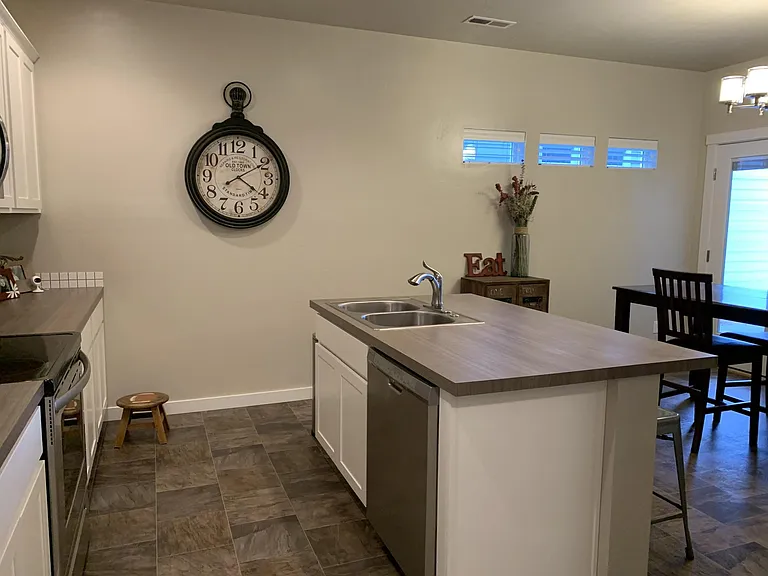 769 E Springloyd St — Photo 3