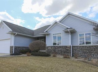 1128 Lake Ridge Dr, Cedar Falls, IA 50613