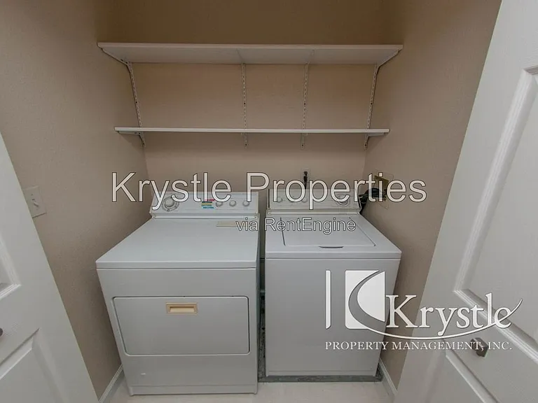 496 E East St — Photo 5