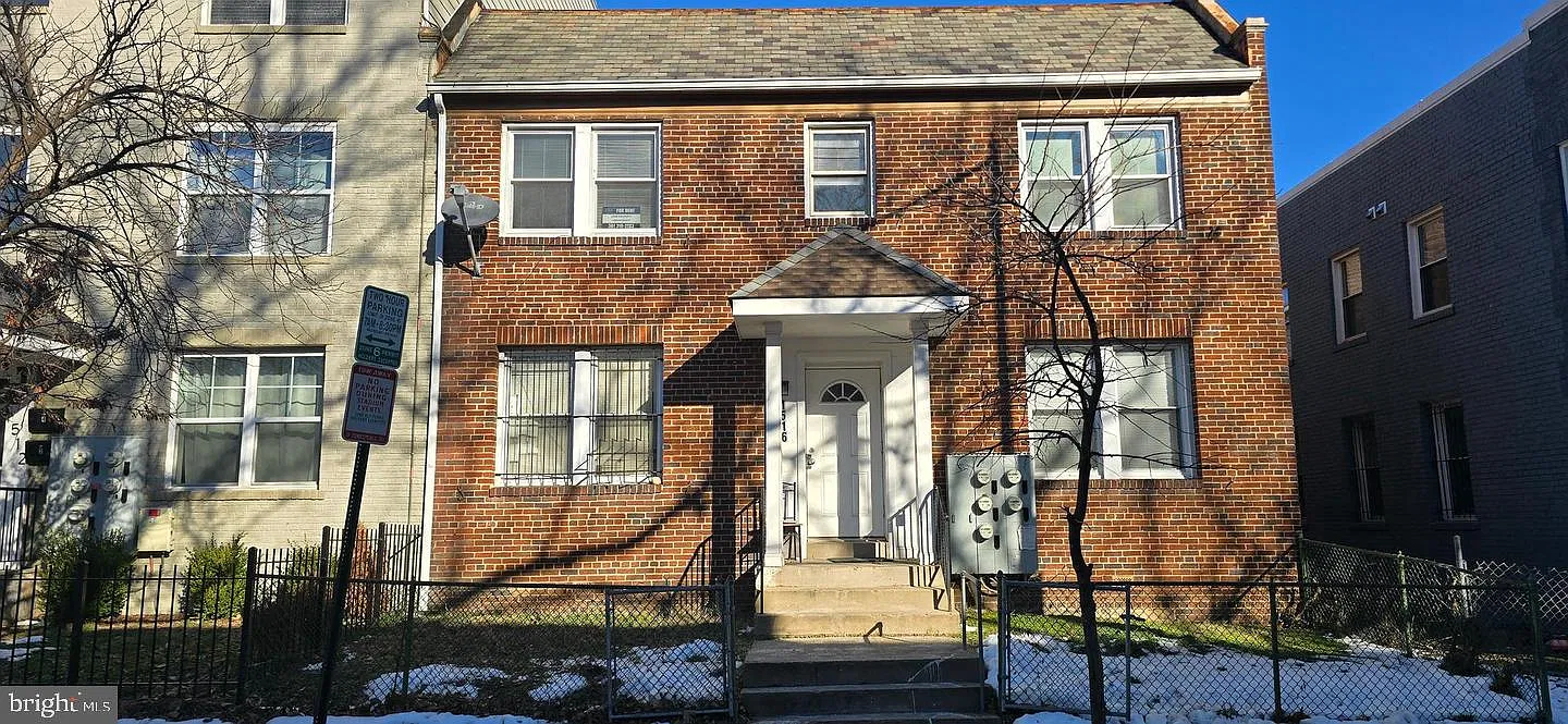 3 bed, 1.0 bath, 1000 sqft, $1,550 — Photo 1