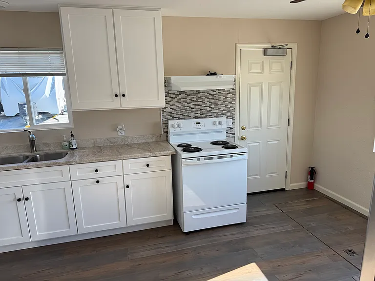 43813 Sierra Hwy — Photo 11