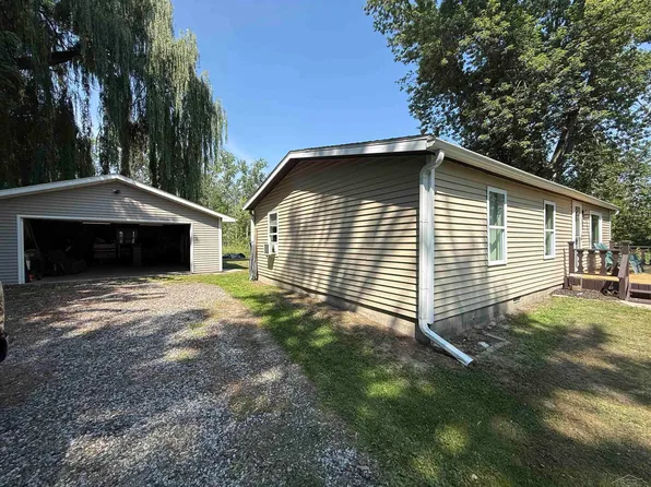 4767 N Saginaw Bay Shore Dr, Pinconning, MI 48650