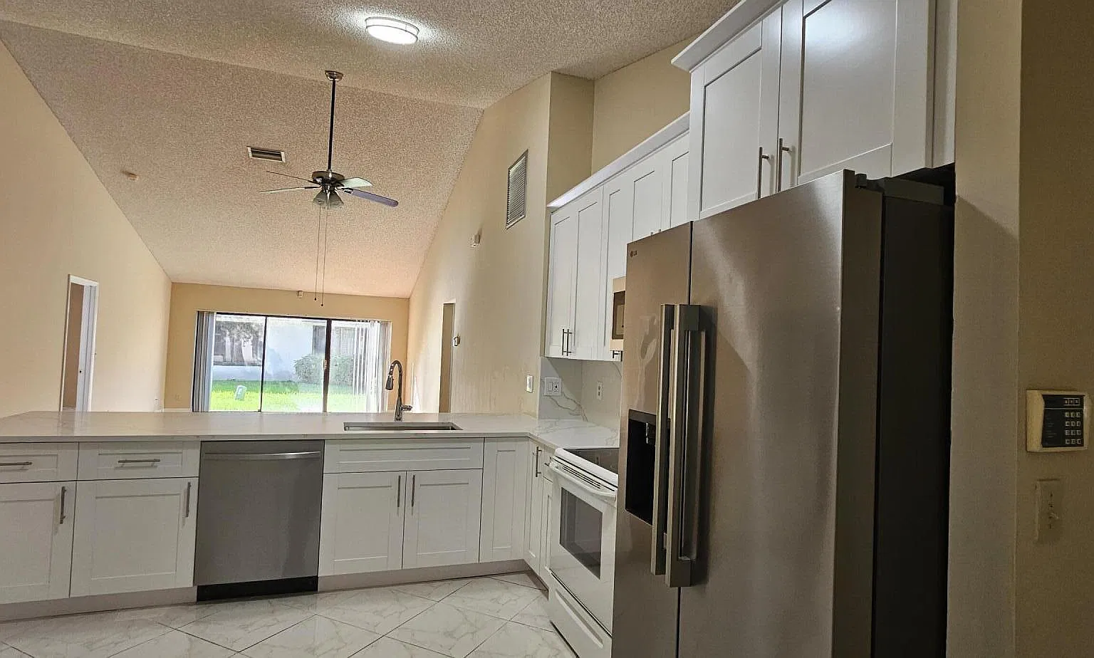 3 bed, 2.0 bath, 1492 sqft, $3,000 — Photo 4
