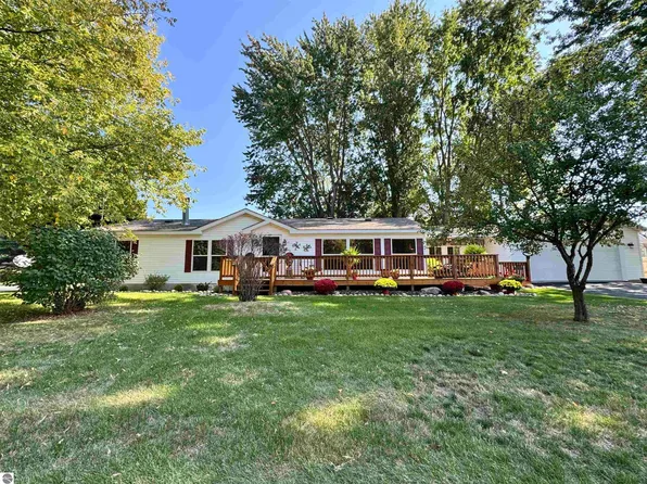 1110 Hemlock St, Clare, MI 48617