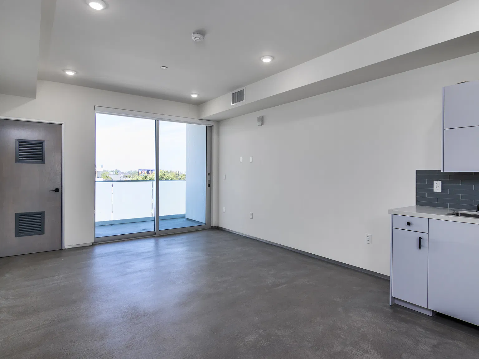 Studio, 500 sqft, $2,500 — Photo 2