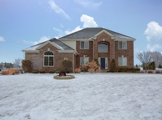 5585 Lakeview Dr, Almont, MI