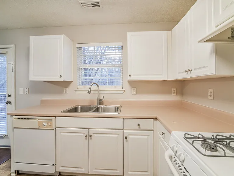 409 Robin Hill Ln — Photo 9