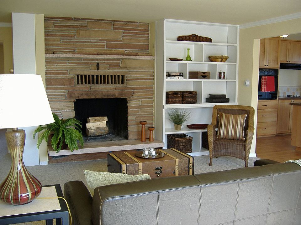 Spacious Livingroom with wood burning fireplace