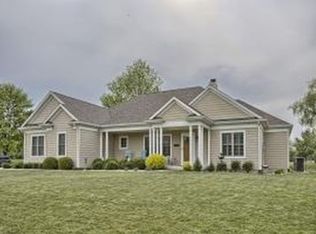 303 Fox Run Dr, Mahomet, IL 61853