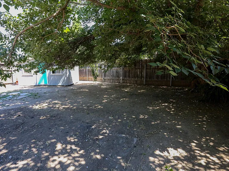 19422 Archwood St — Photo 44
