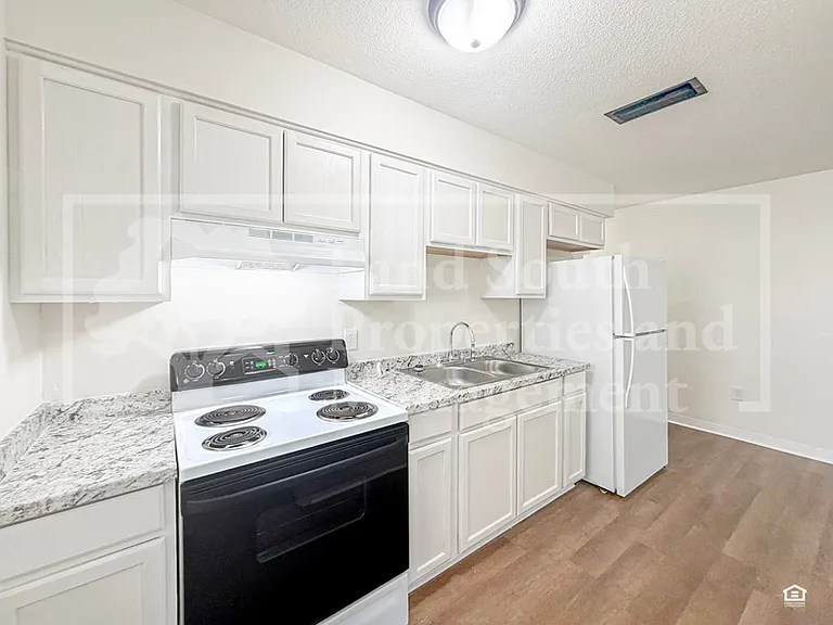 929 Lexington St — Photo 7