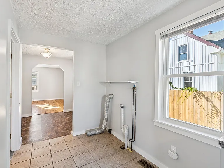 140 & 142 Sawyer Street — Photo 14