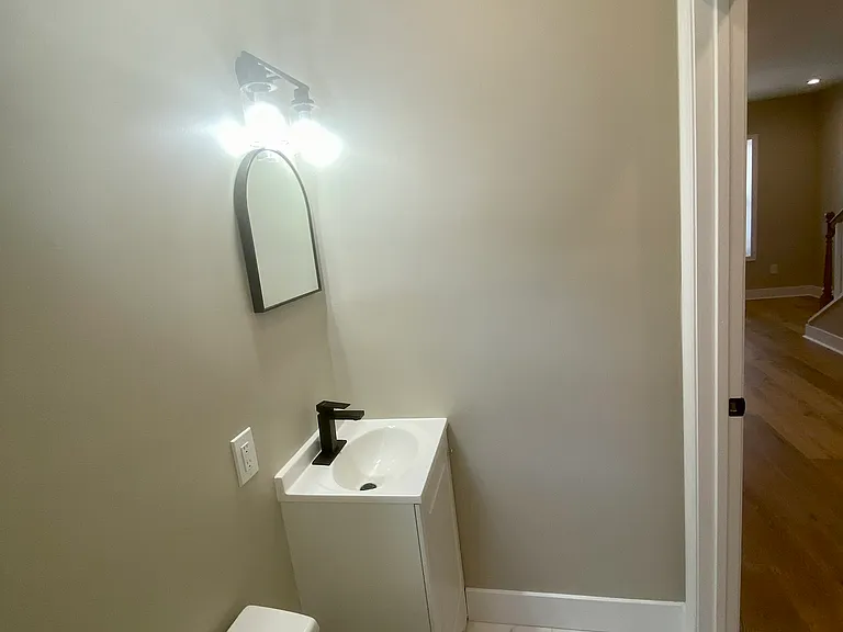 5828 Windsor St — Photo 10