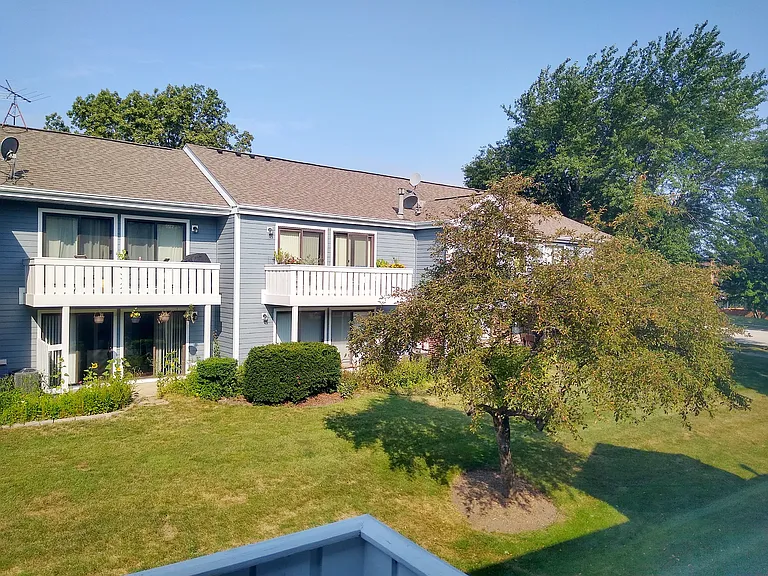 220 Oak Knoll Ct #B2 — Photo 16