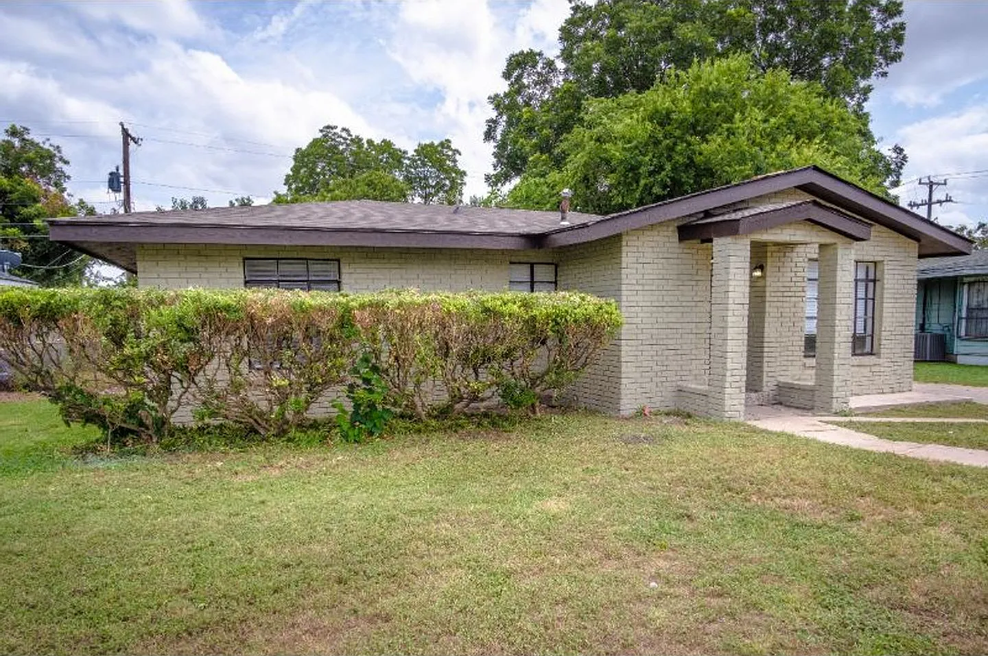 Perfect Property Near Downtown — Photo 3