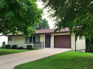 418 Sunset Dr, Brooklyn, IA 52211