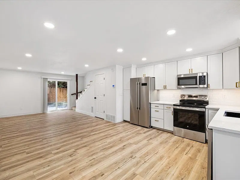 609 W Eastman St — Photo 2