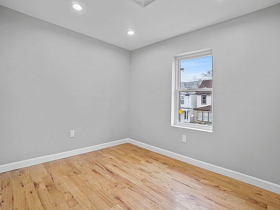 4th image of 1239 Evergreen Ave