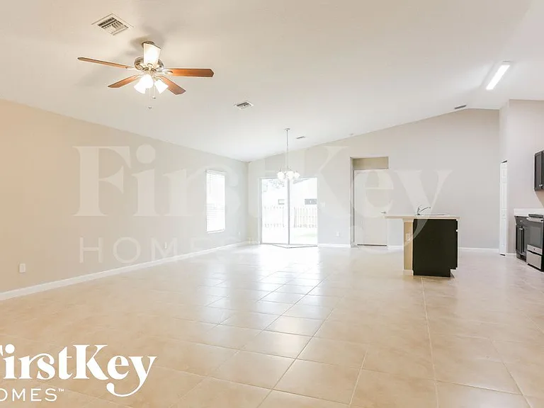1062 SW Fenway Rd — Photo 3