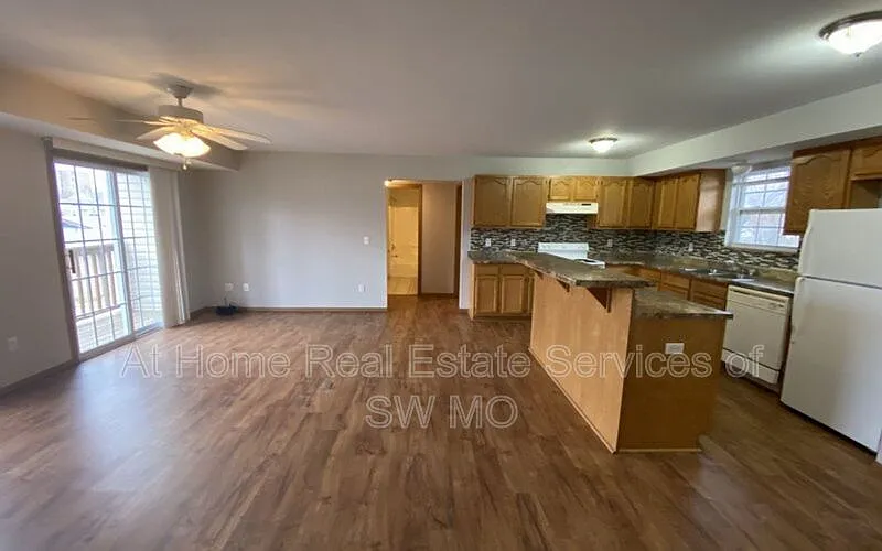 Building Photo - 858 S Campbell Ave #102